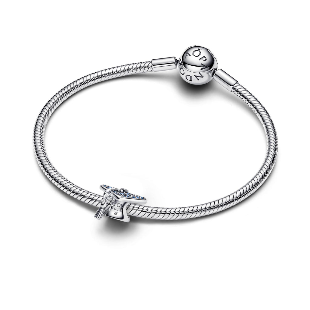Pandora Moments Charm Toque de Diplômée 2026 Bleu Scintillant 794461C01