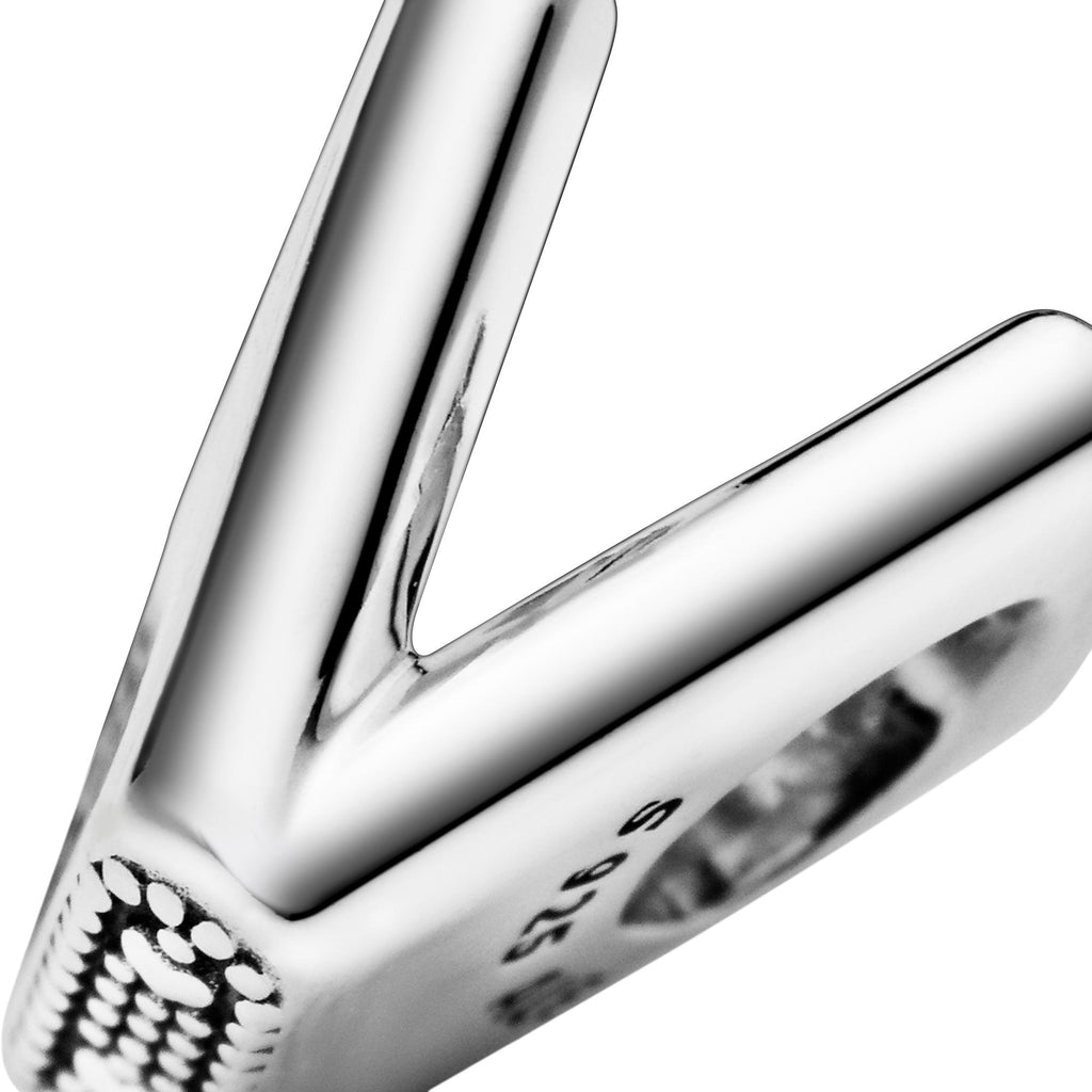 Pandora Moments Charm Alphabet Lettre V 797476